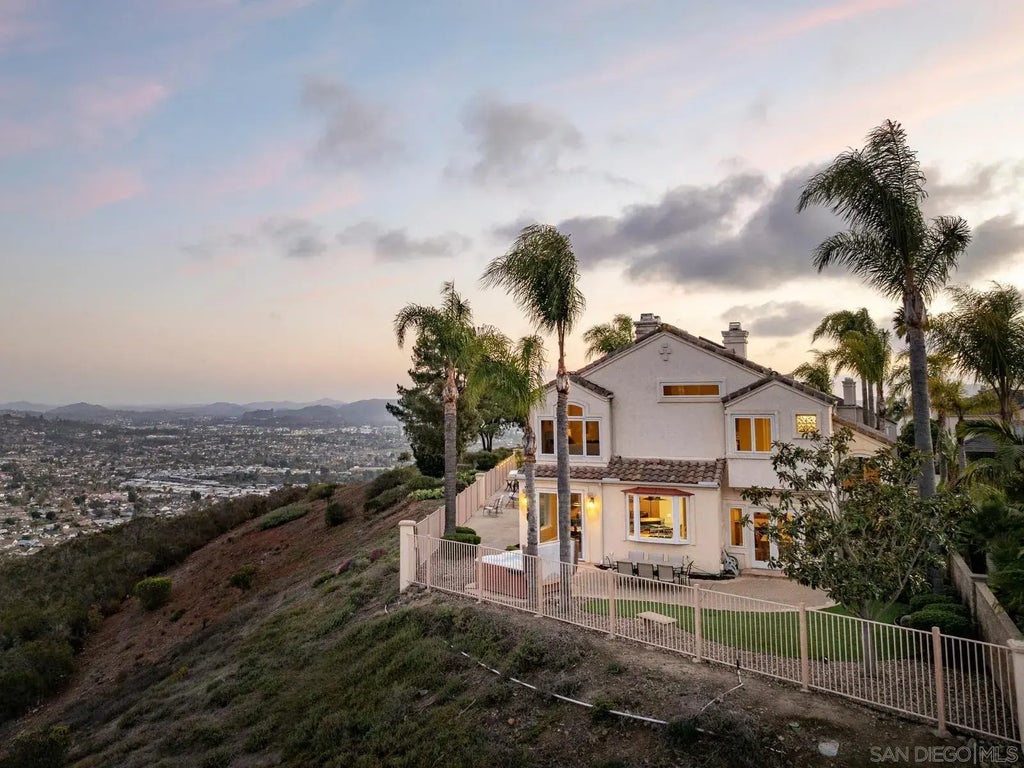 2104 View Crest Gln, Escondido