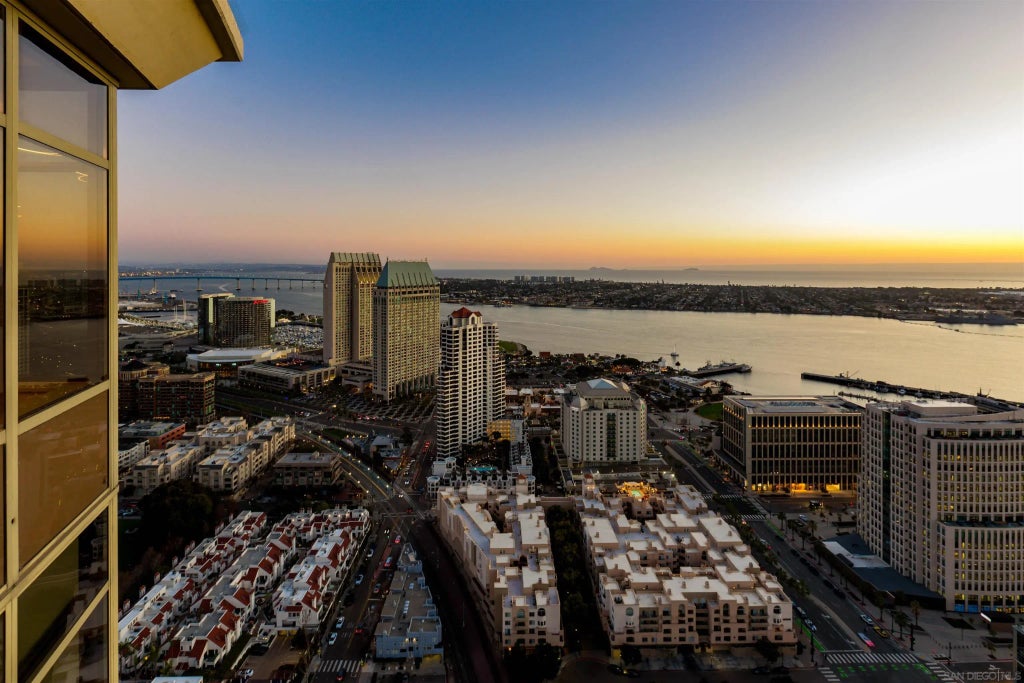 700 W E St 4301, Downtown (DT)