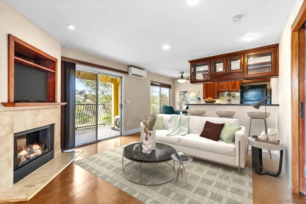 8440 Via Mallorca 220, La Jolla