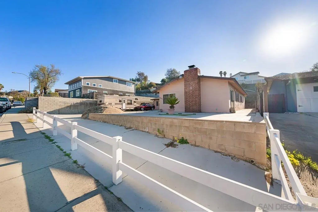 8862 Los Coches Rd, Lakeside