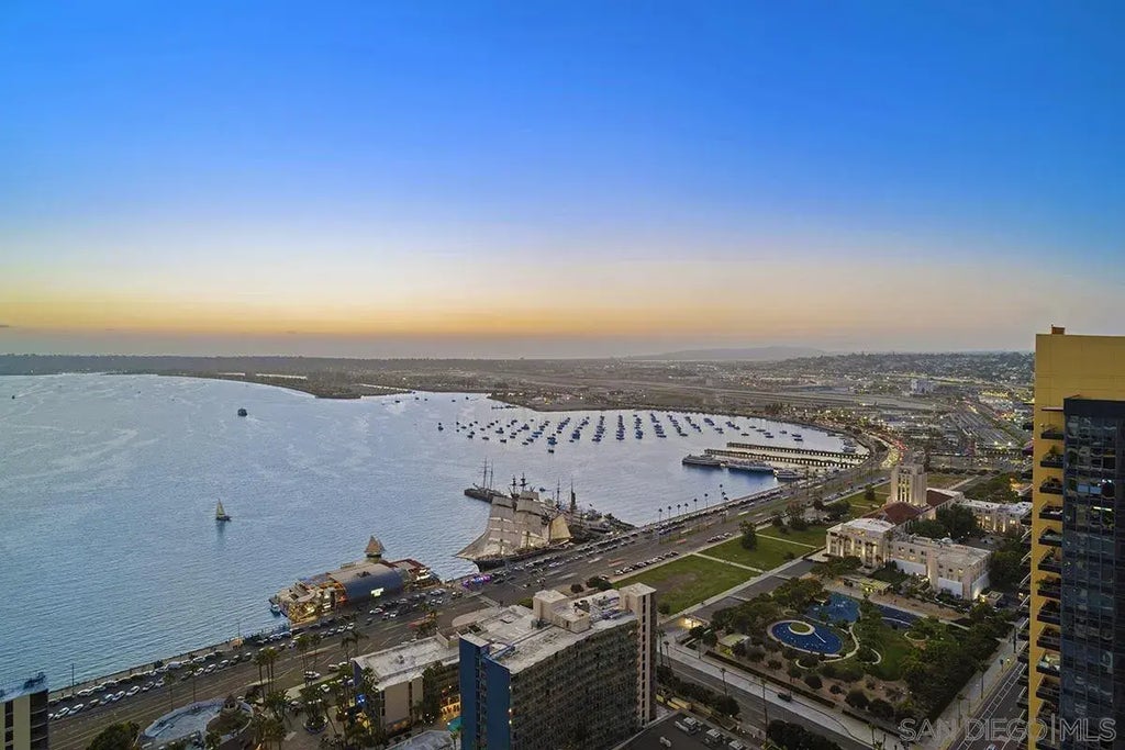 1205 Pacific Hwy 3902, DOWNTOWN