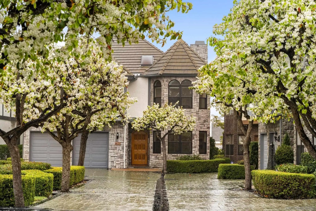 7393 Alicante Road, Carlsbad