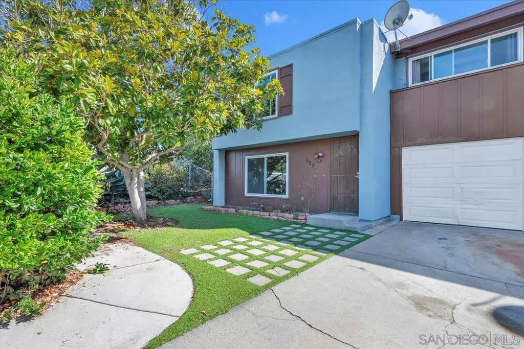 925 Raintree Pl, Vista