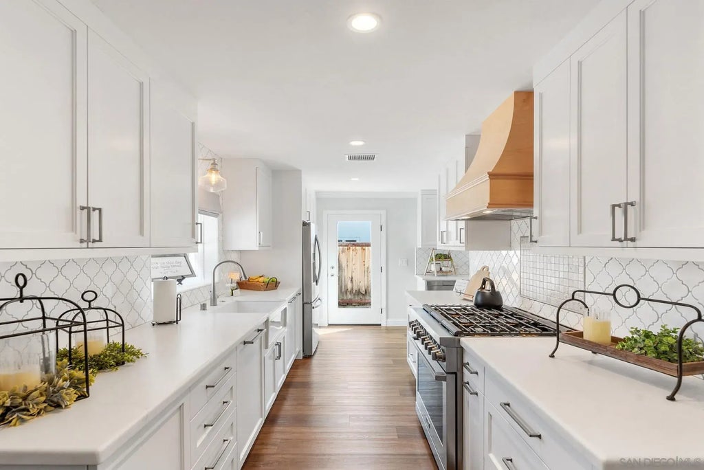 13736 Tobiasson Rd, Poway