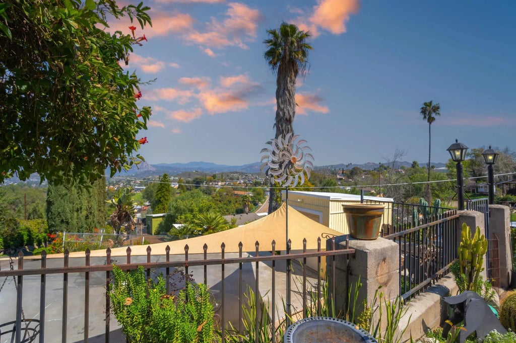 8726 Golden Ridge Rd, Lakeside