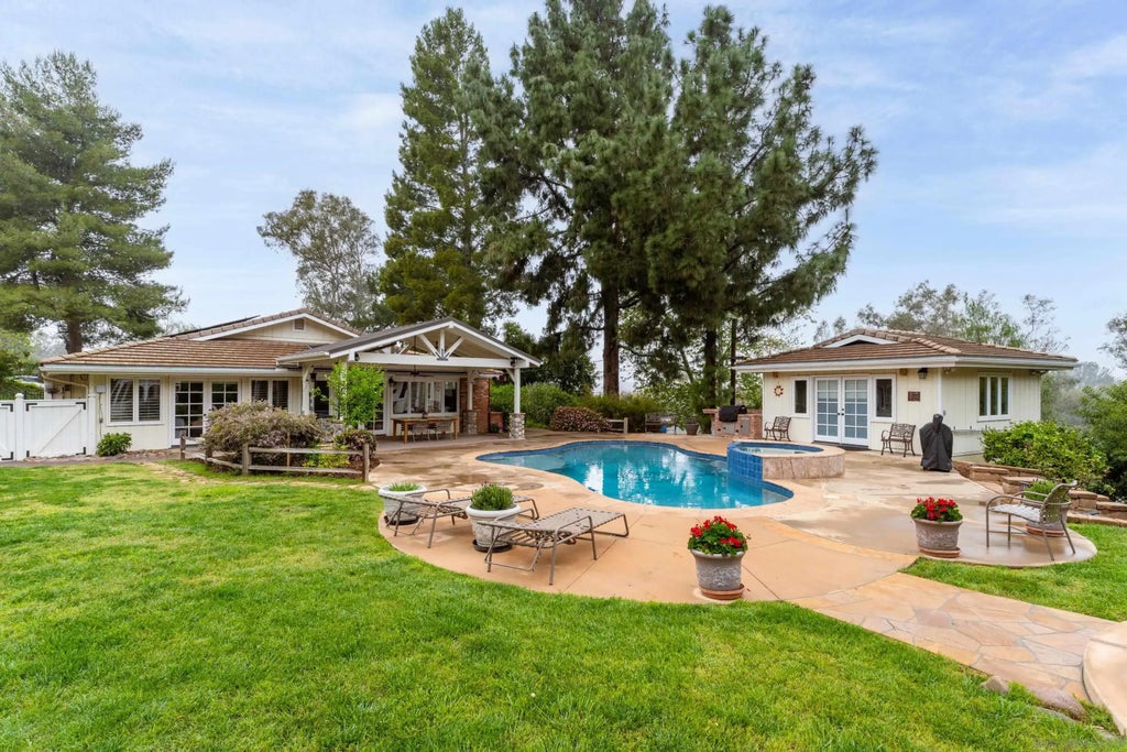 16327 Woodson View Rd, Poway