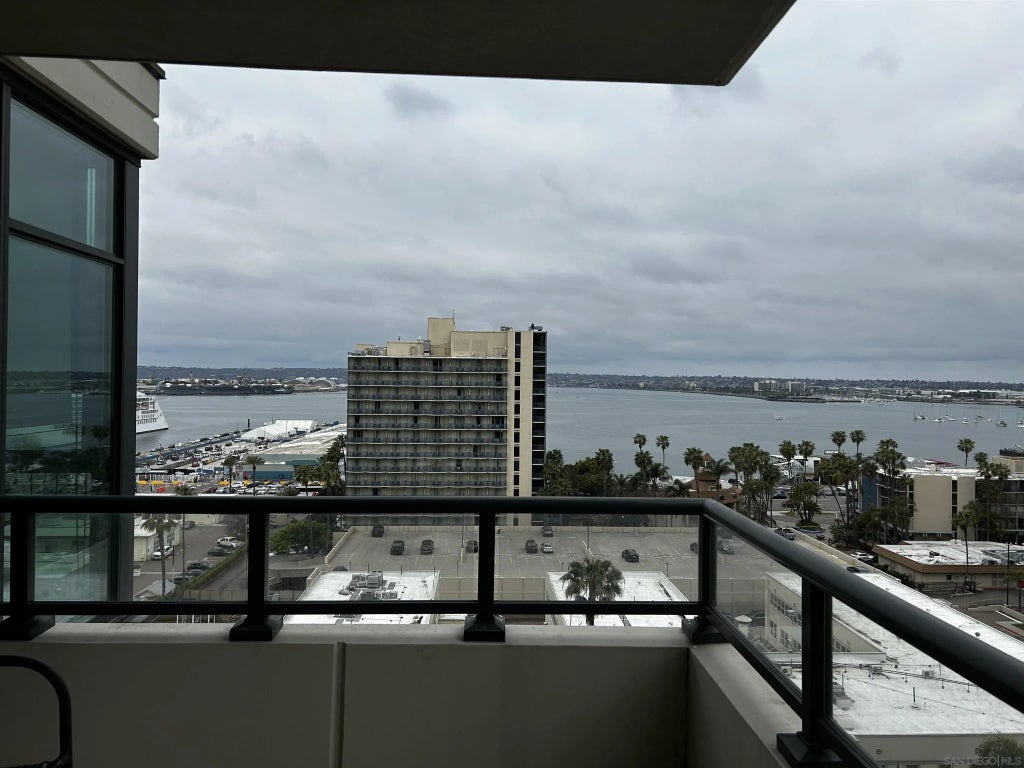 1205 Pacific Hwy 1201, DOWNTOWN