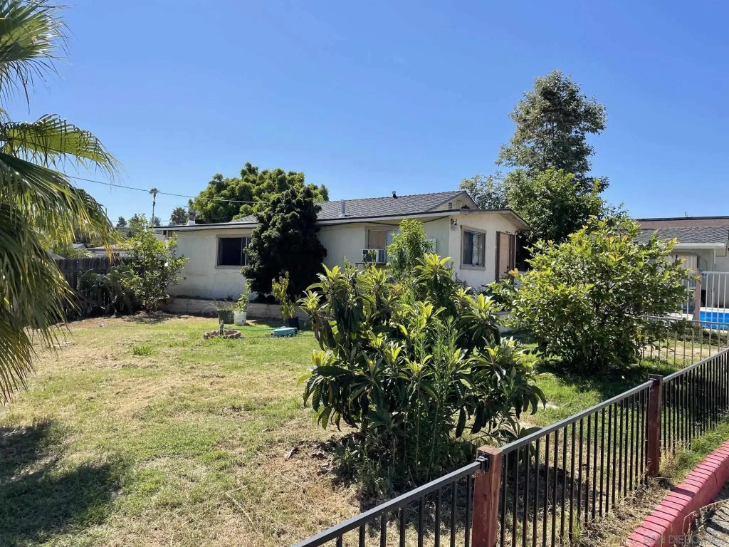 468-72 W Los Angeles Dr., Vista