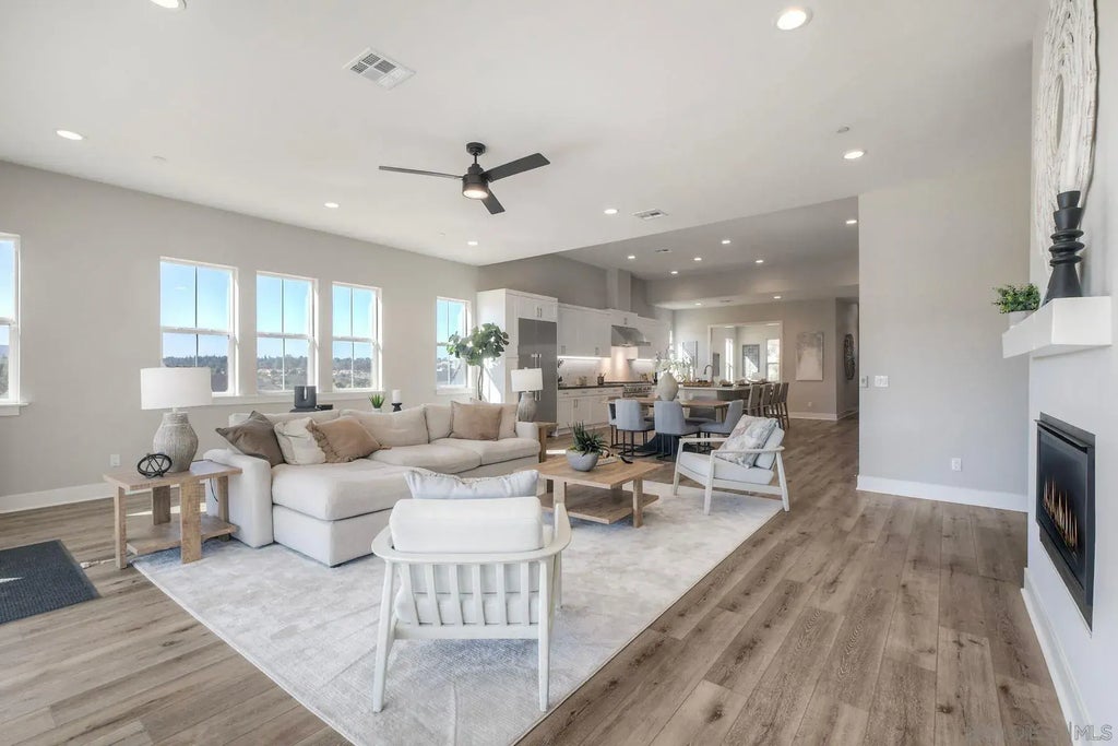 15123 Larchmont St, Poway