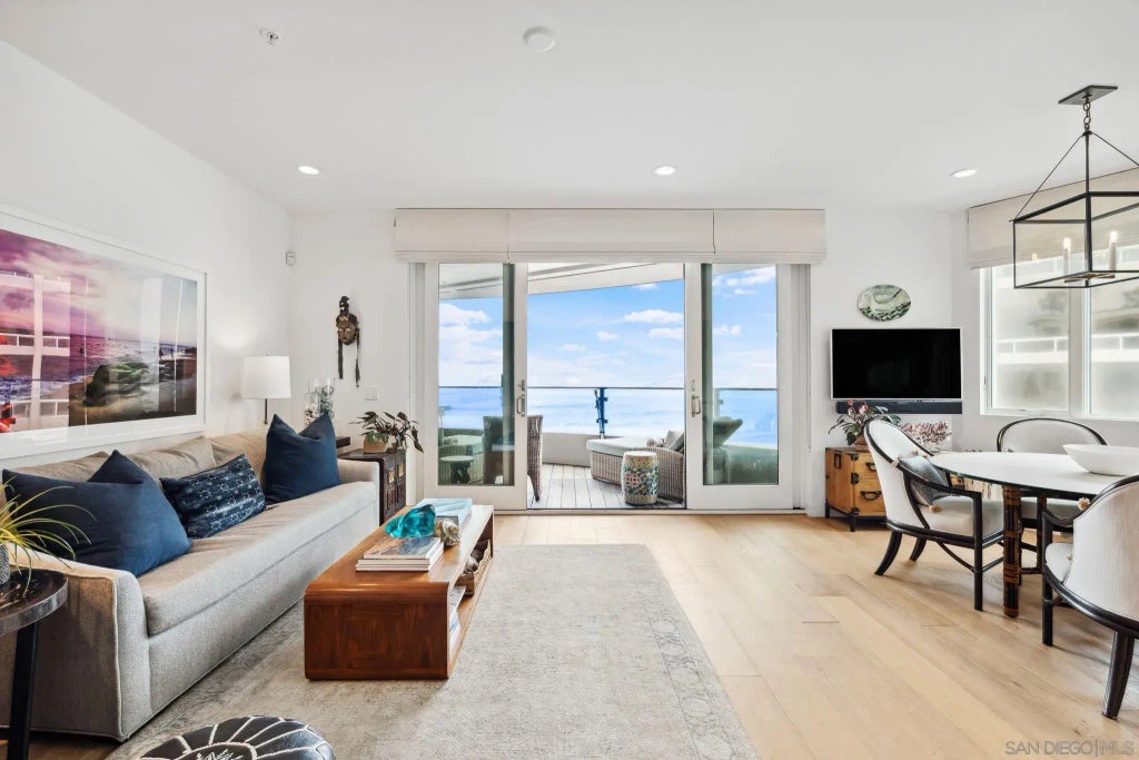 6767 Neptune Place 206, La Jolla