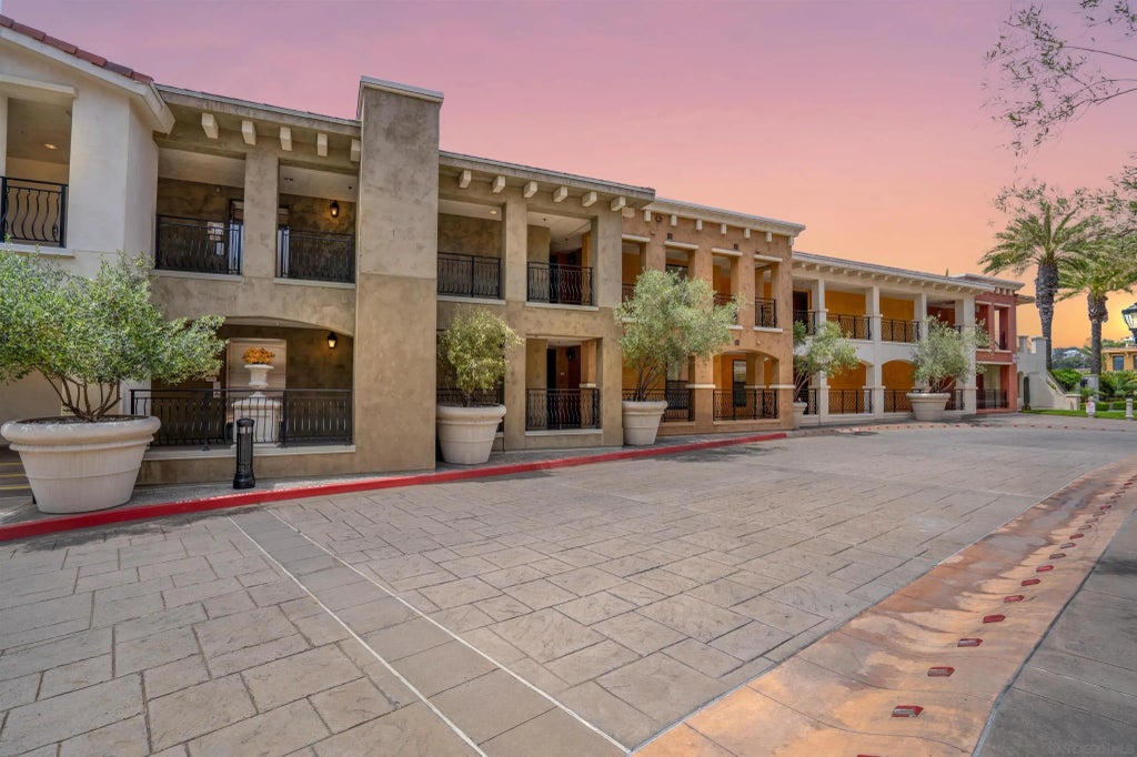 1000 Genter St 304, La Jolla