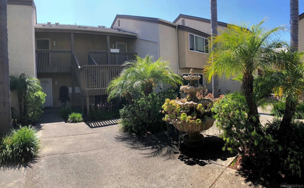 8529 Villa La Jolla Dr. F, LA JOLLA