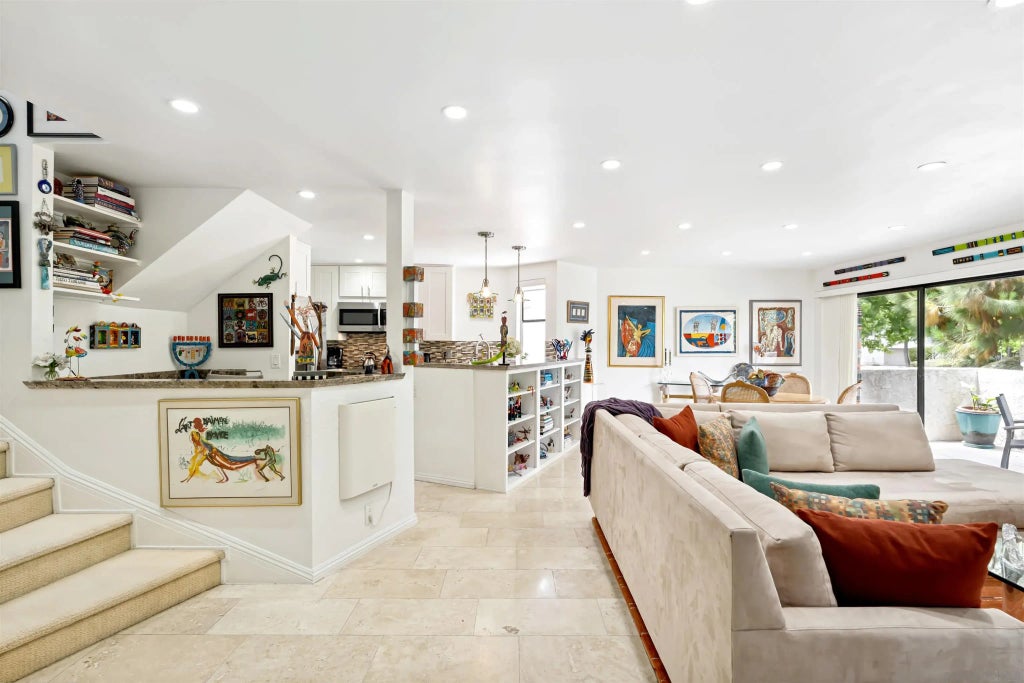 8482 Via Sonoma 18, La Jolla