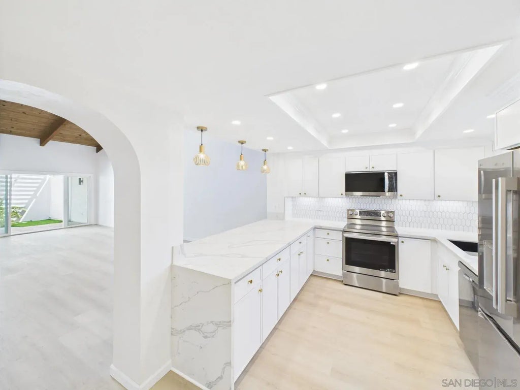 670 Bel Air Dr W, Vista