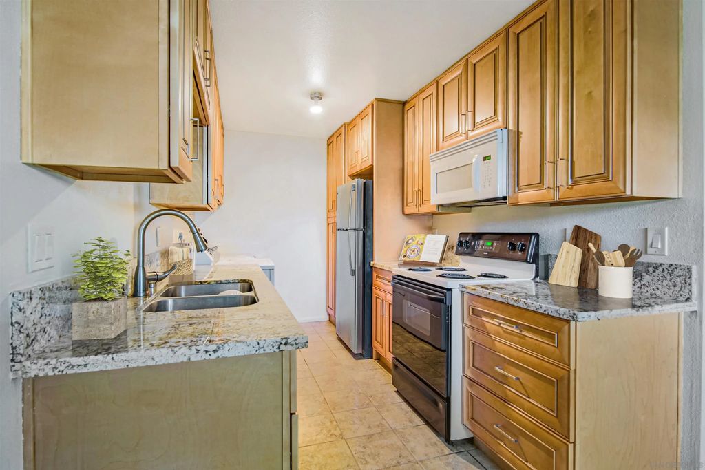 8067 Camino Kiosco, UNIVERSITY CITY