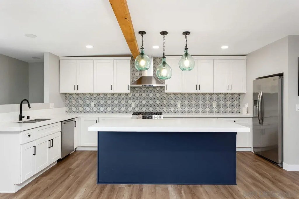 423 Alvarado Ter, Vista