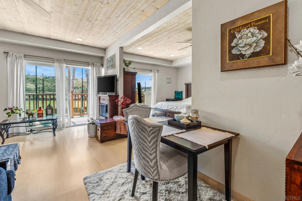 2003 Costa Del Mar Rd 692, Carlsbad