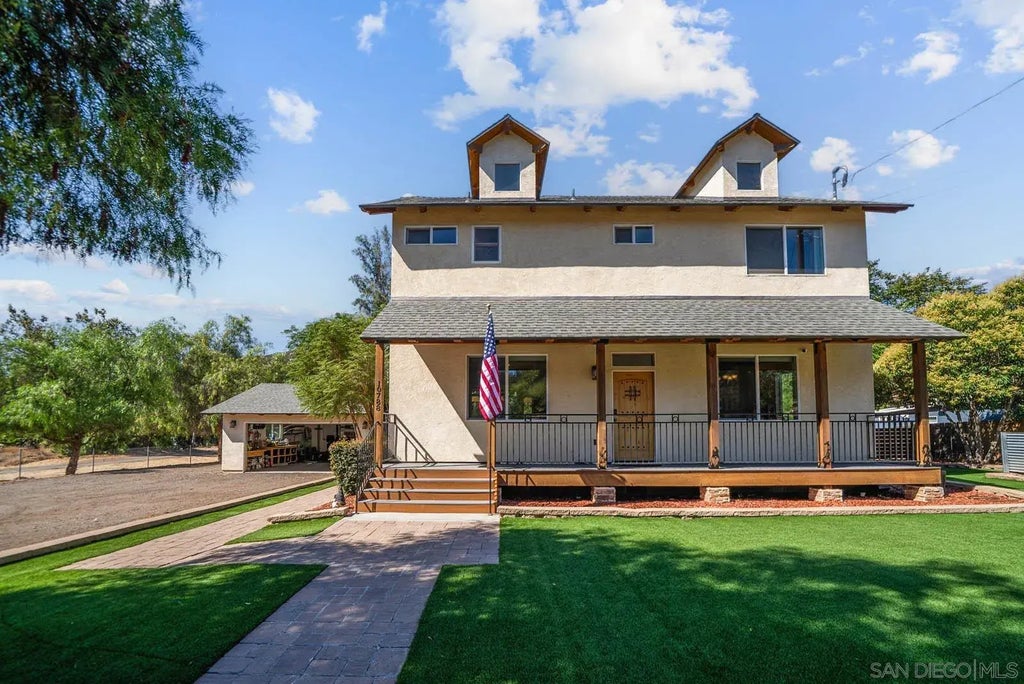 10788 Oak Creek Dr, Lakeside