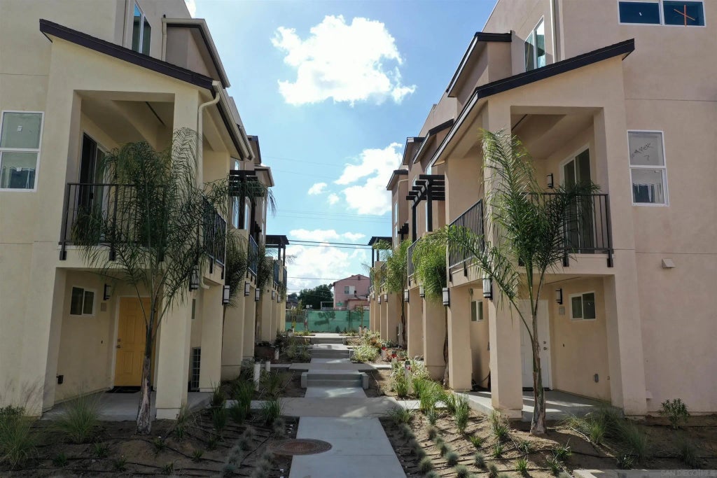 5282 Naranja Street   14, ENCANTO