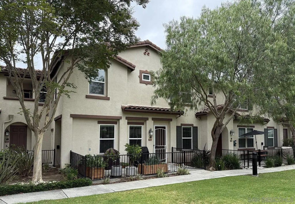 426 Avenida De La Luna, Vista