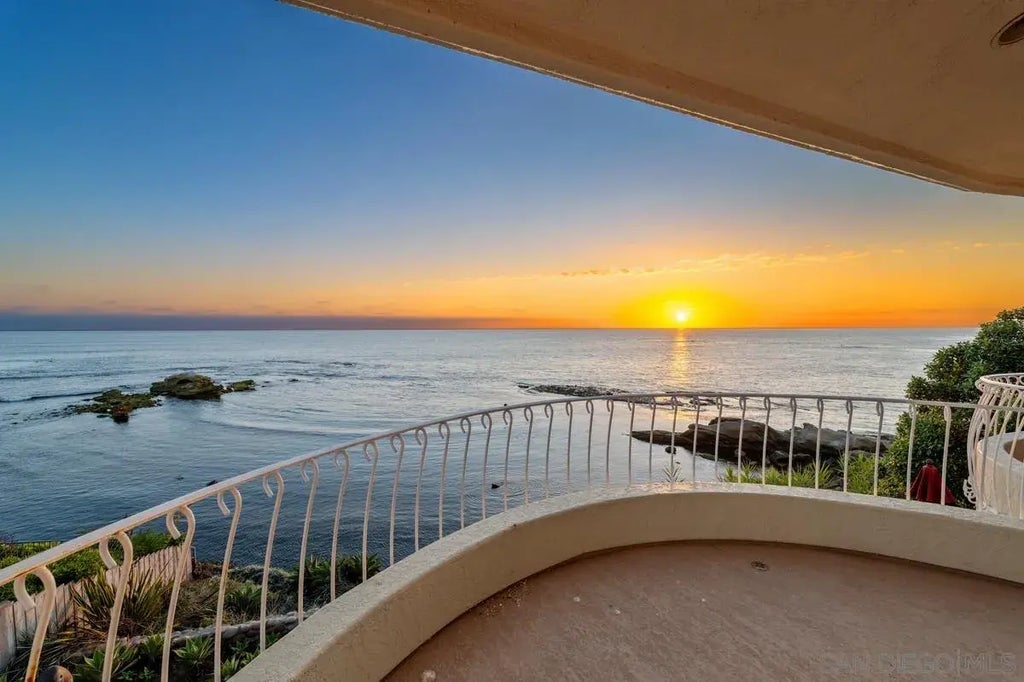 5716 Dolphin Pl, La Jolla