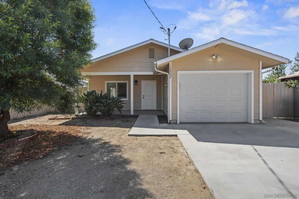 12507 Castle Court Dr, Lakeside