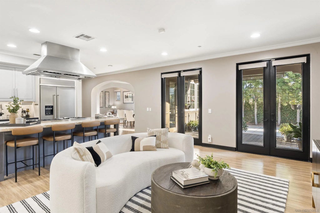 14582 Luna Media, SANTALUZ