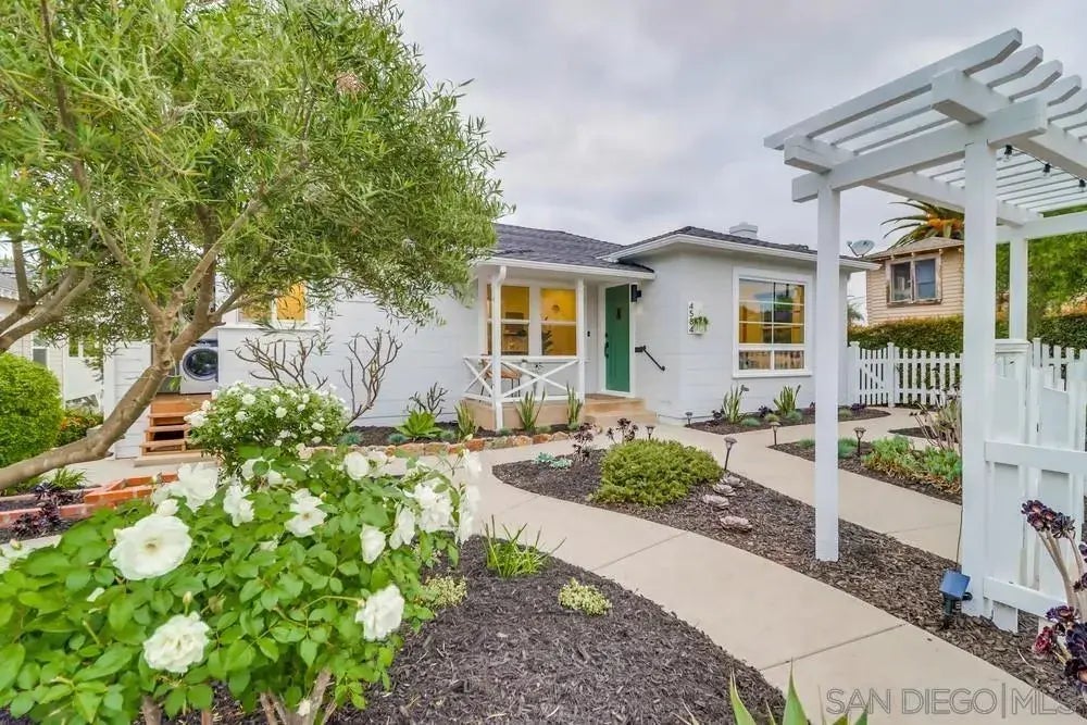 4584 3rd St., La Mesa