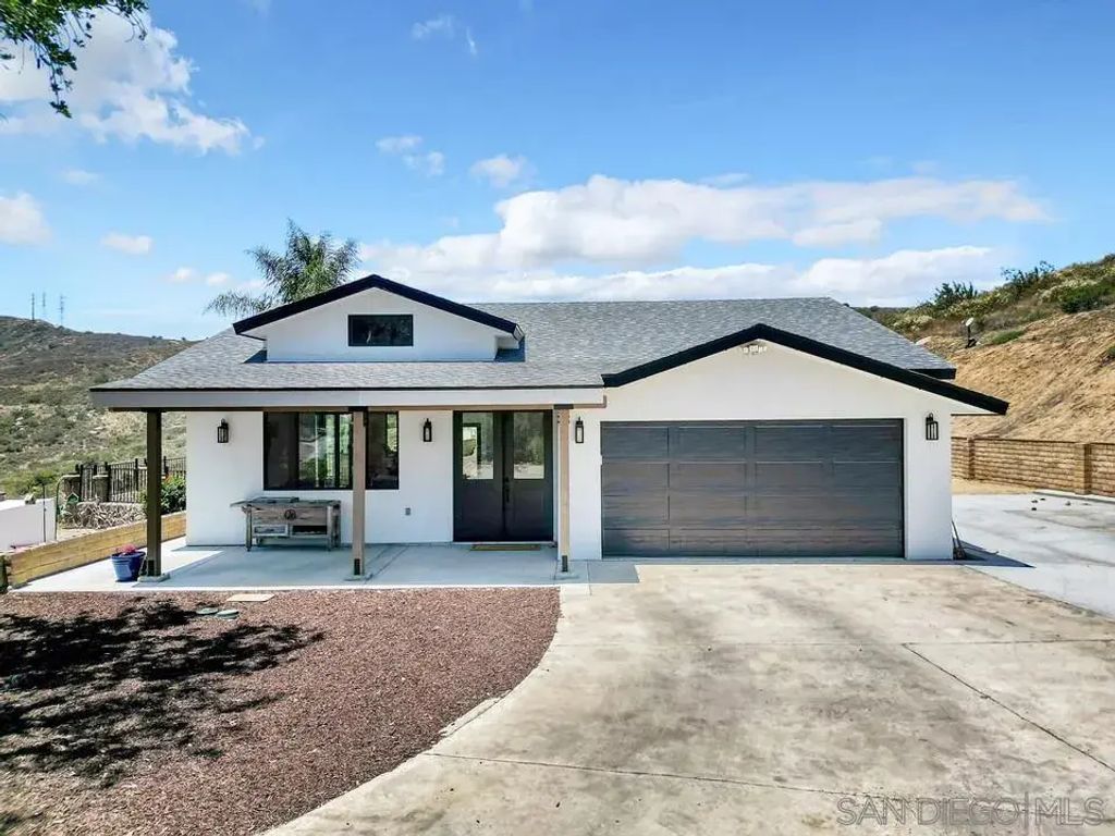 11132 Summit Ave, Santee