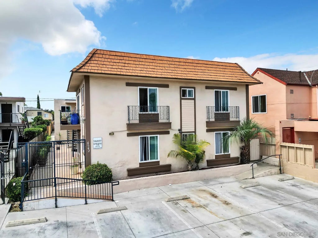 4542 Cherokee Avenue, 