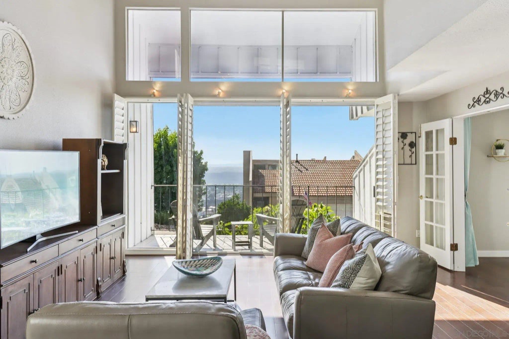 6329 Caminito Estrellado, DEL CERRO