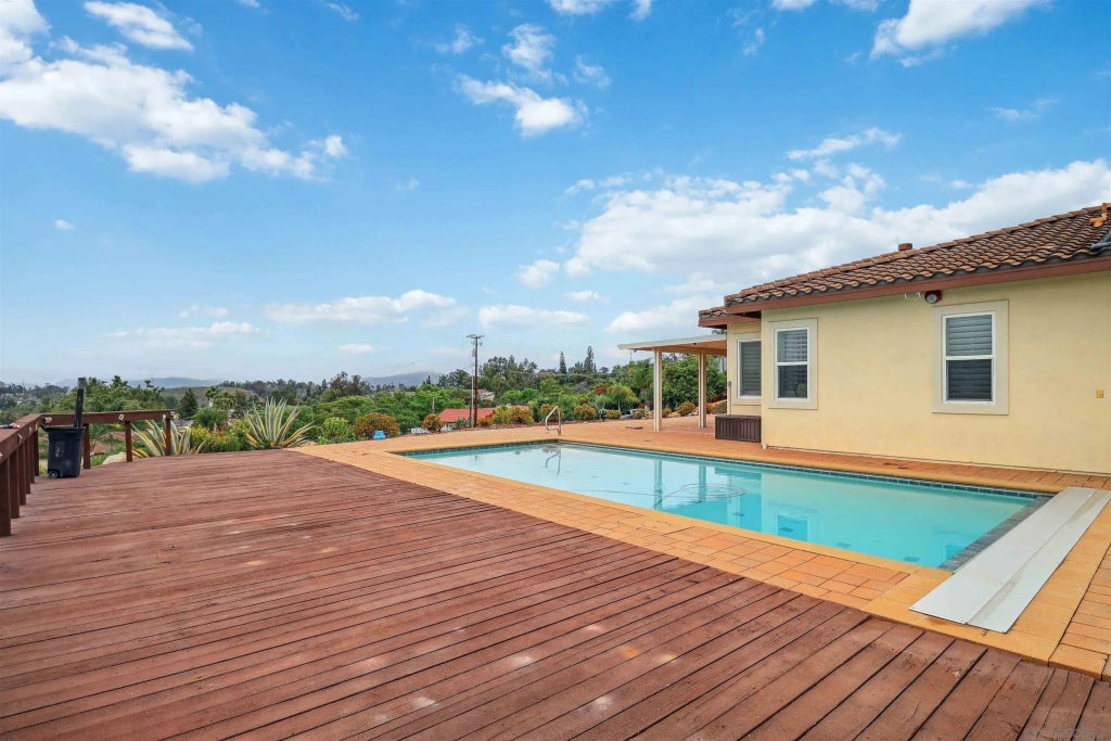 2387 Country Heights Rd., Escondido