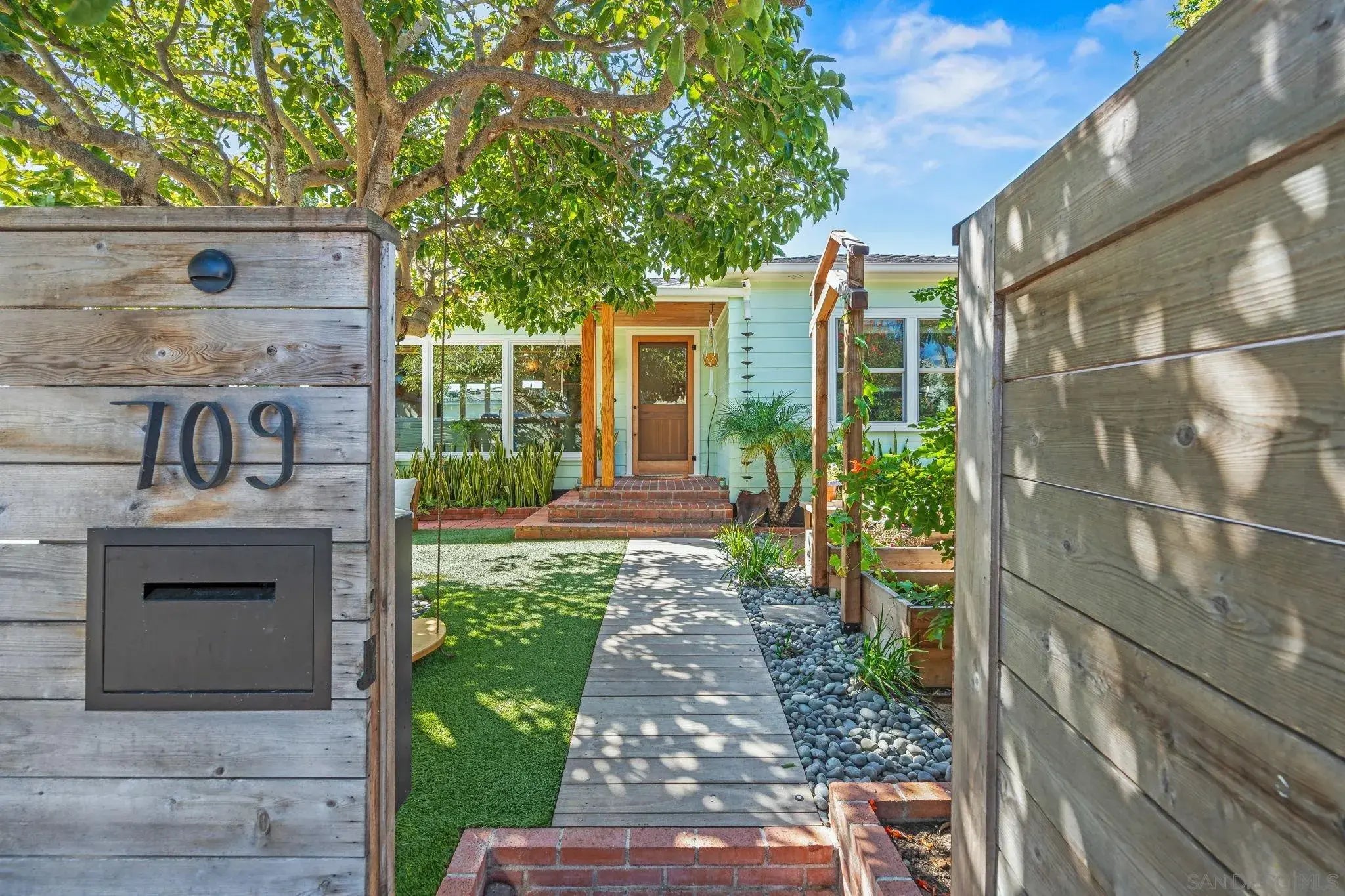 Photo of Listing #250042530