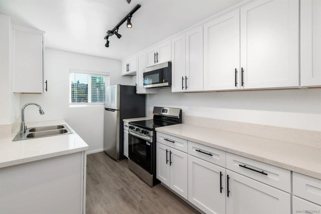 6738 University Avenue, COLLEGE GROVE