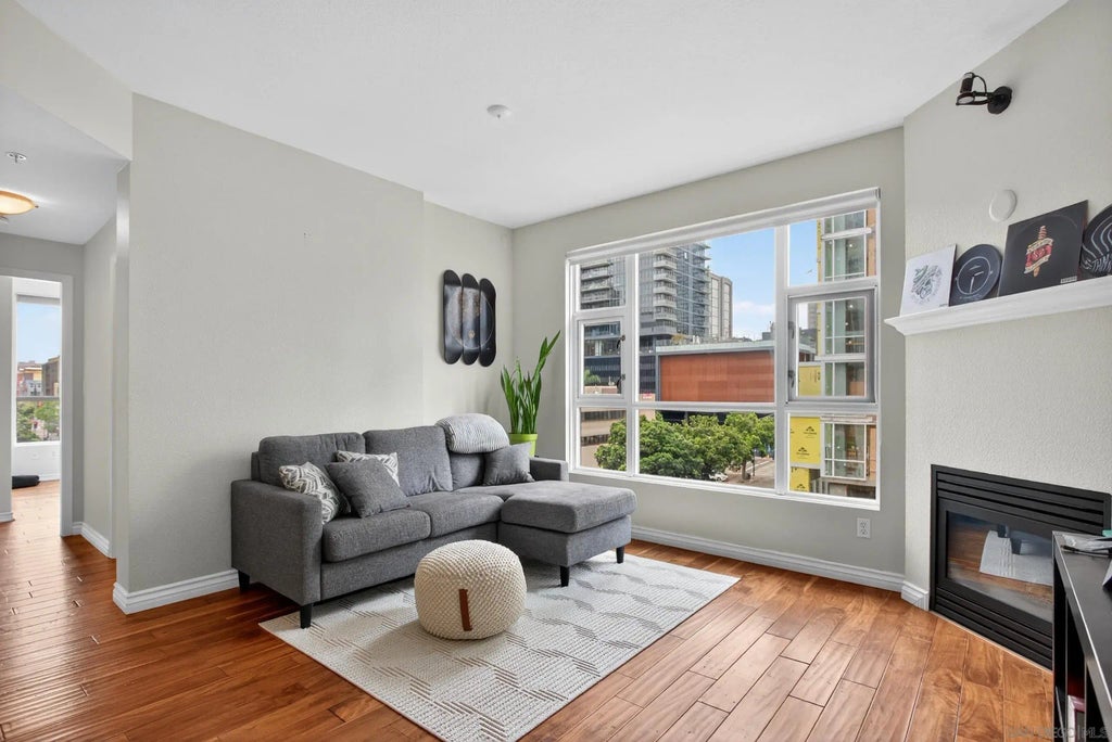 1240 India 618, DOWNTOWN