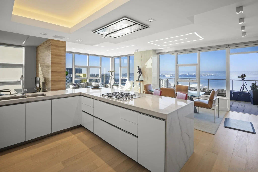 1325 Pacific Hwy 1902, DOWNTOWN