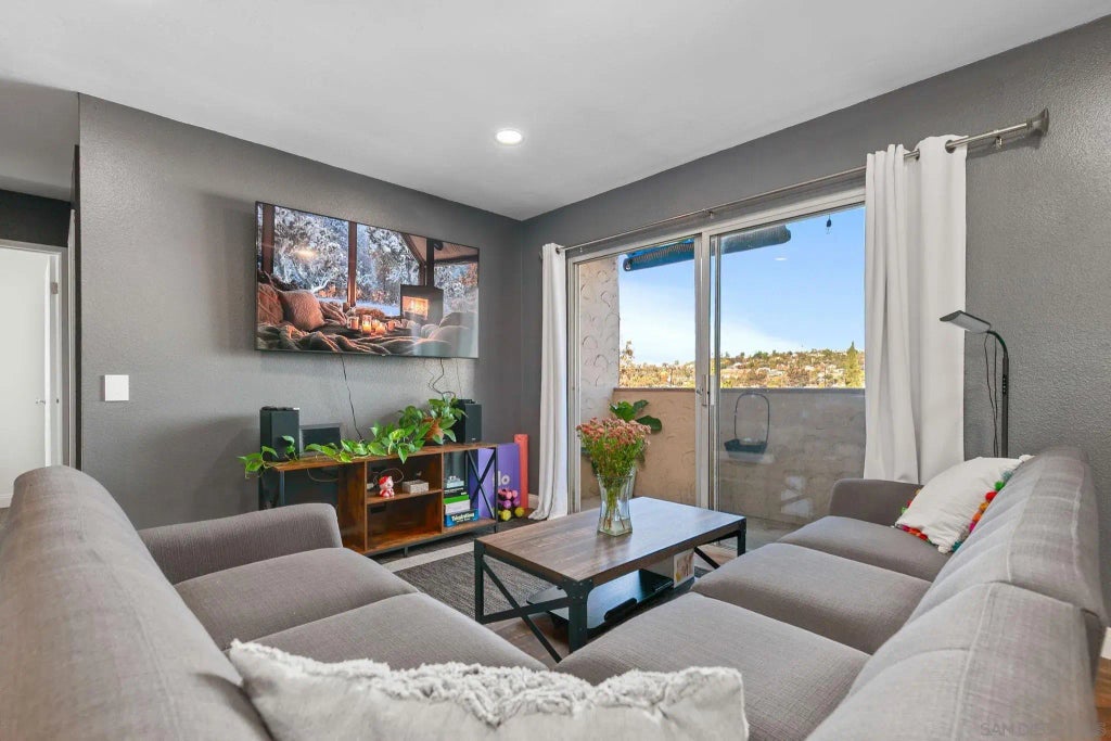 3557 Kenora Dr. 6, Spring Valley