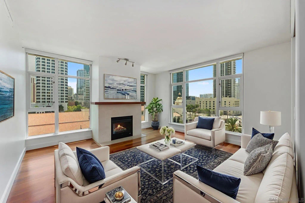 1199 Pacific Hwy 704, DOWNTOWN