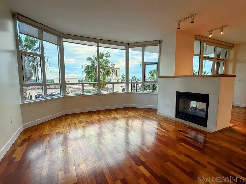 700 W Harbor Dr 404, Downtown (DT)