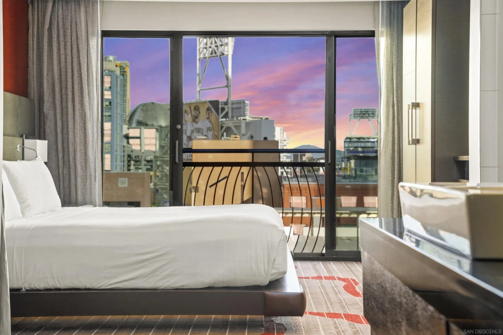 207 5th Ave 940, DOWNTOWN