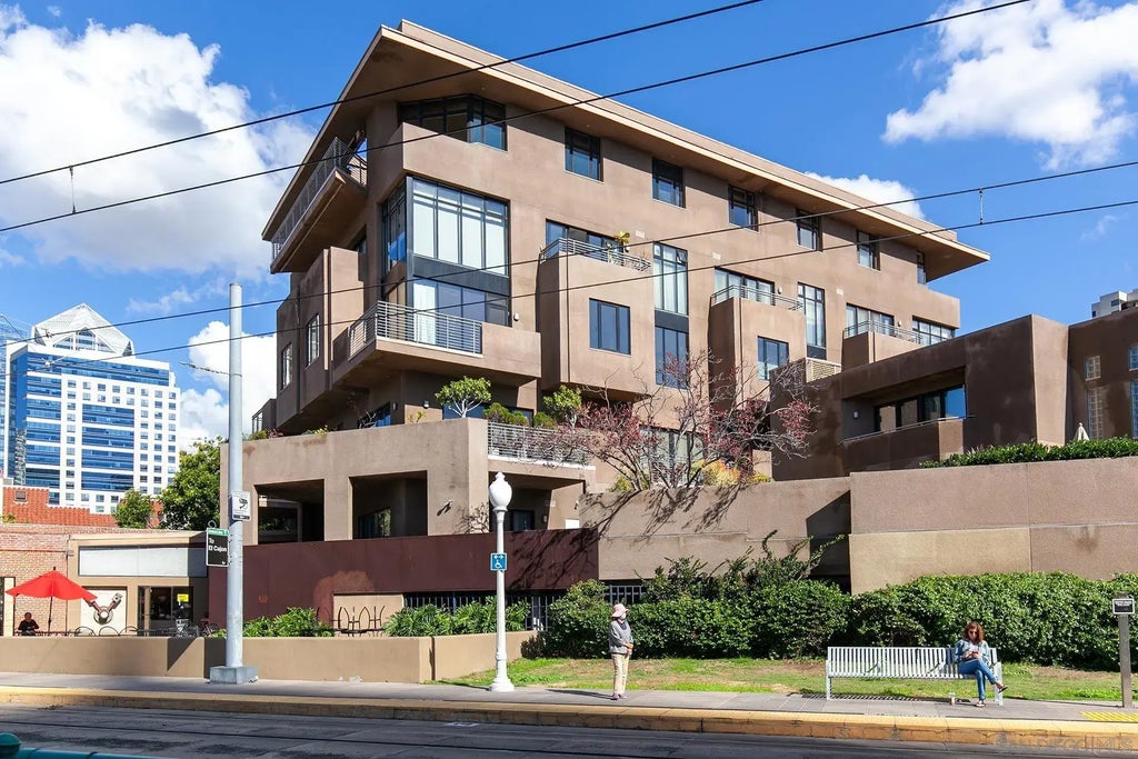 611 W G St 321, Downtown (DT)