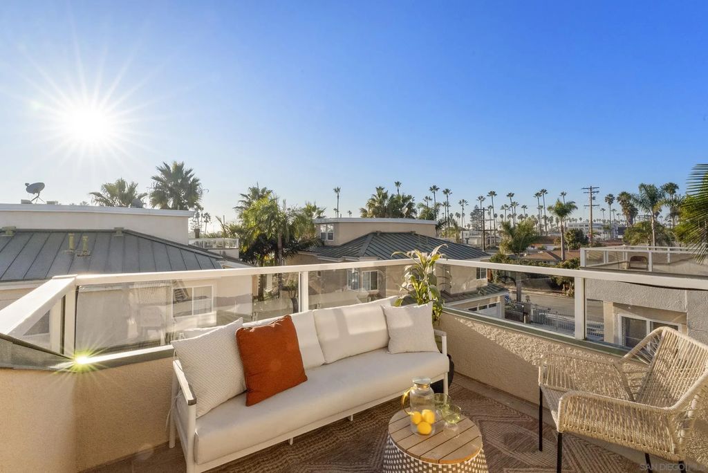 555 Eaton St. N, Oceanside