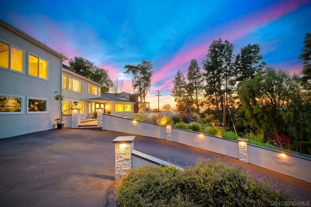 9945 Alto Dr, La Mesa