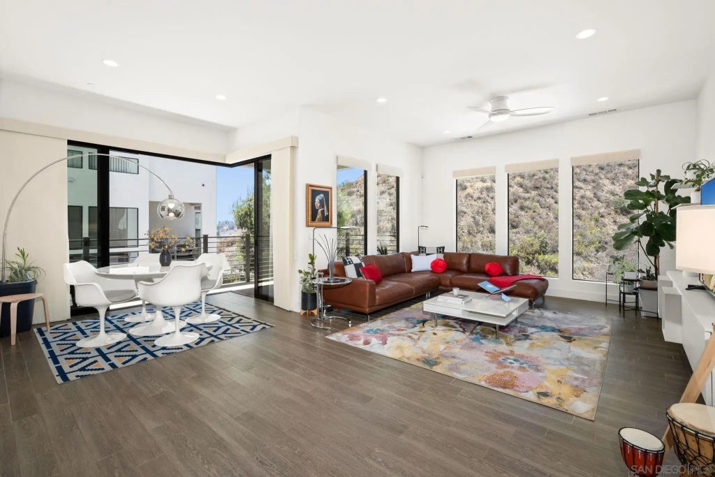 8363 Distinctive, MISSION VALLEY