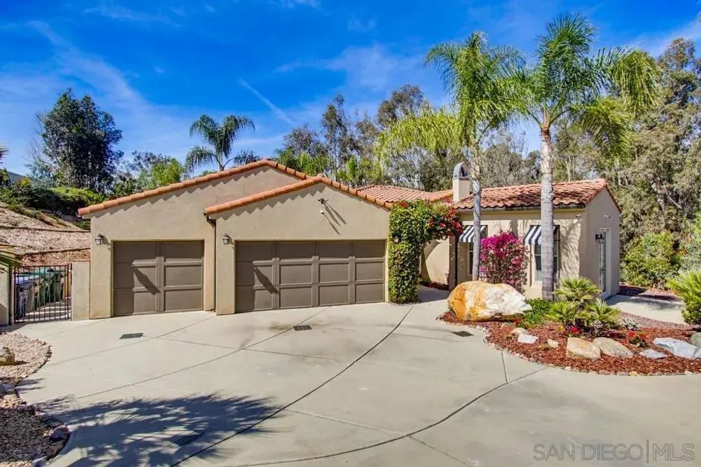 232 Calle Florecita, Escondido