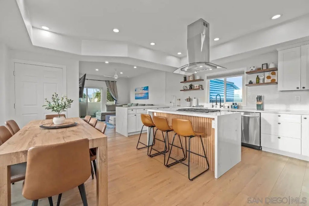 727 Ostend Ct, MISSION BEACH