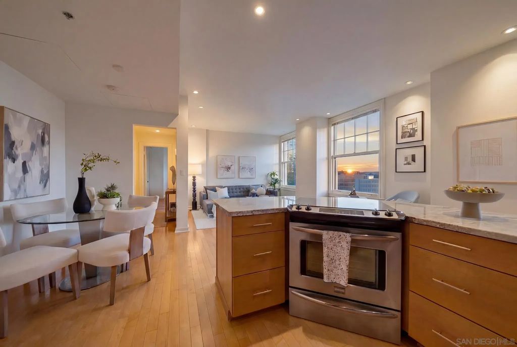 702 Ash 509, DOWNTOWN