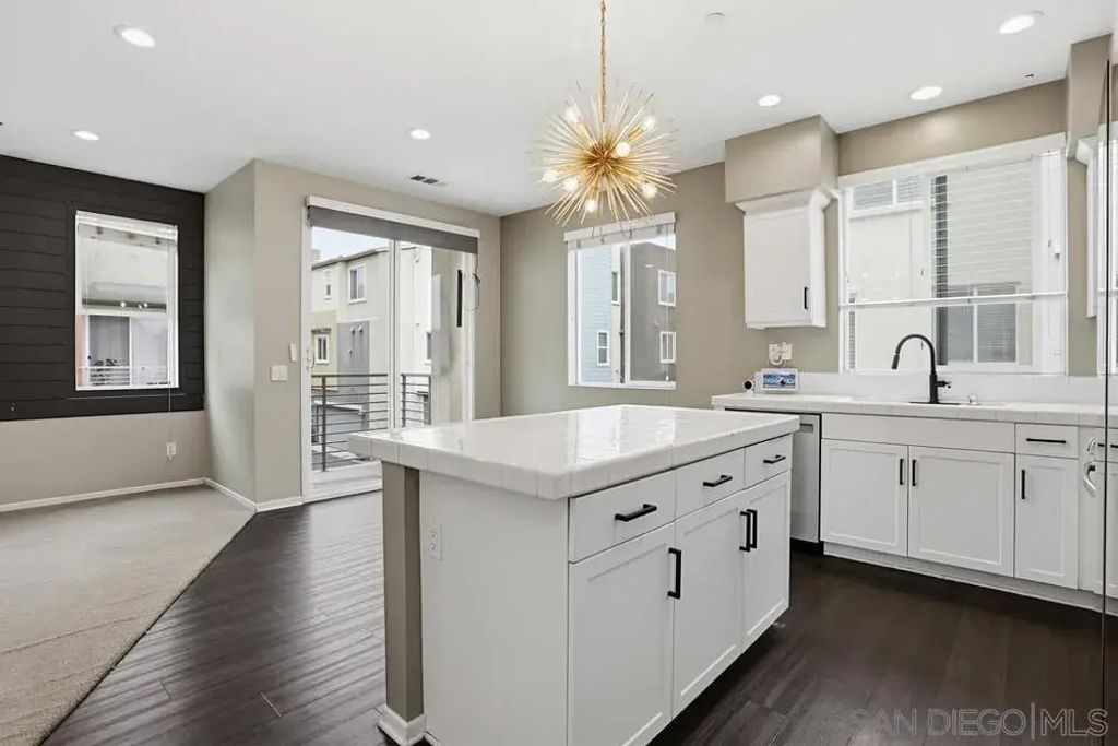 329 Antoni 1404, Escondido