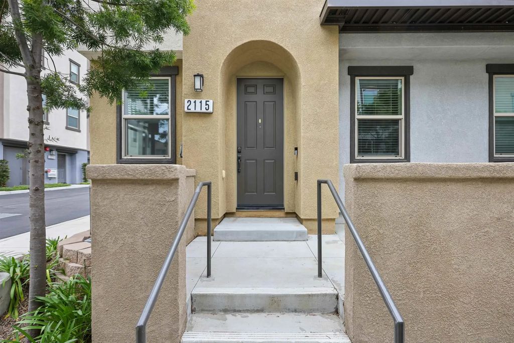2115 Solara, Vista