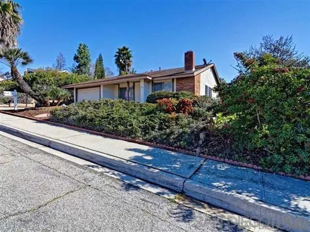 1990 Golden Circle, Escondido
